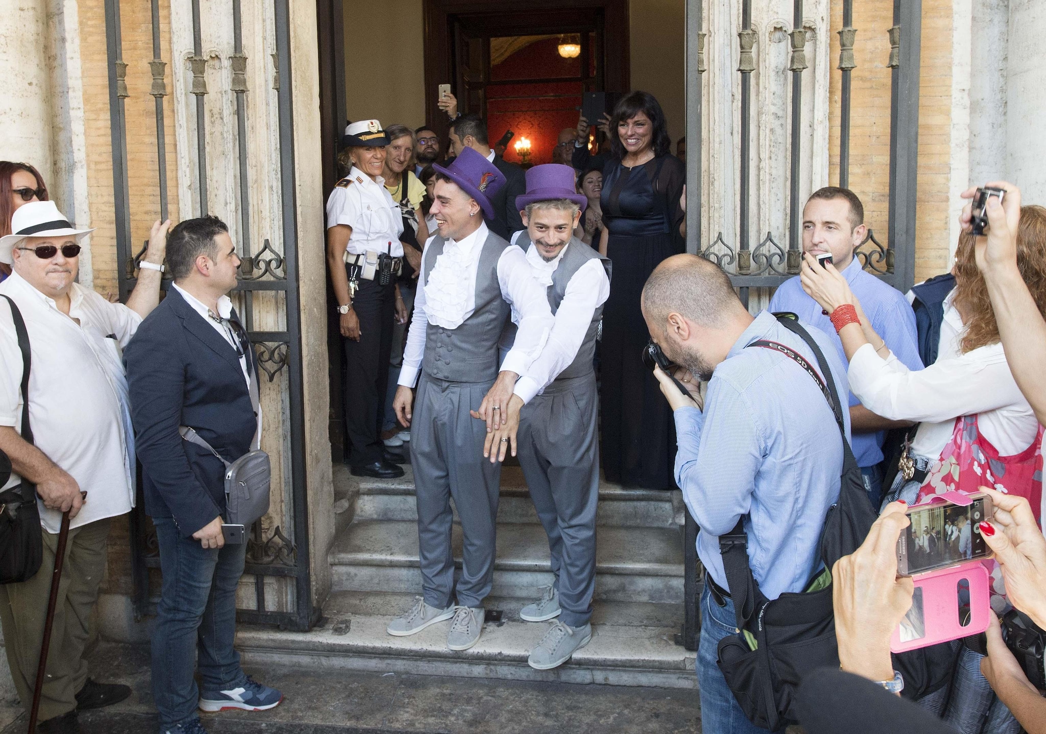 Unioni Civili, La Sindaca Raggi Celebra Le Prime Nozze In Campidoglio ...